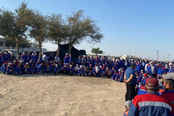 Фотография к новости: На работу не выходят, спят на улице − шестой день бастуют рабочие в Жетыбае