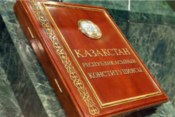 Фотография к новости: Критика, споры и стремление к стабильности: как создавалась первая Конституция Казахстана