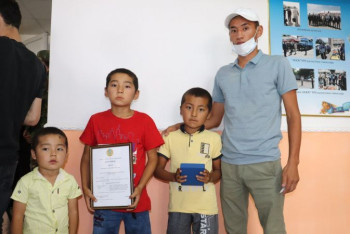 Фотография к новости: Министр по ЧС вручил госнаграды родным погибших спасателей