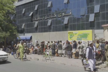 Фотография к новости: Огромные очереди у банков выстроились в Кабуле