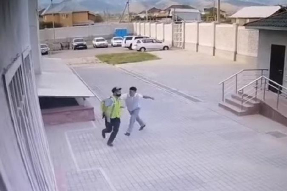 Полицейского из Алматы обвинили в нападении на молодых сотрудников