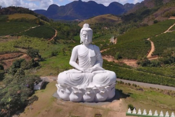 Фотография к новости: Гигантскую статую, которая выше Христа в Рио-де-Жанейро открыли в Бразилии