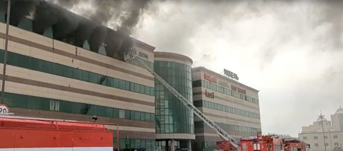 Торговый дом горит в Нур-Султане