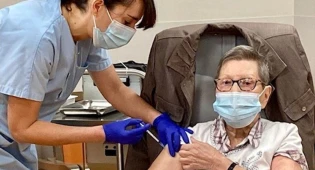 Власти Франции начали вакцинировать людей третьей дозой