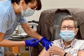 Фотография к новости: Власти Франции начали вакцинировать людей третьей дозой