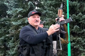 Фотография к новости: Лукашенко подарили картину, где он "бегает с автоматом"