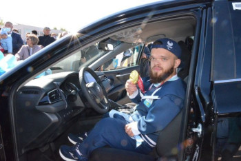 Трехкомнатную квартиру и авто подарили чемпиону Паралимпиады Давиду Дегтяреву в Кокшетау