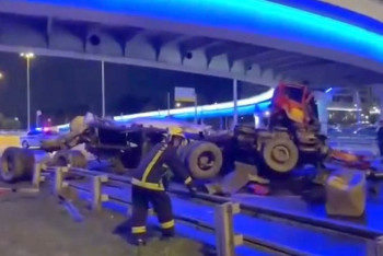 Фотография к новости: Водитель потерял управление: бетономешалка упала с моста в Москве