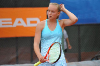 Фотография к новости: Болельщица вышла на корт сделать селфи во время матча Рыбакиной на US Open