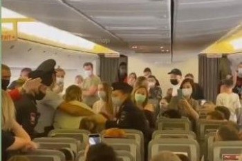 Фотография к новости: Скандалившую в самолете россиянку сняли с рейса под аплодисменты