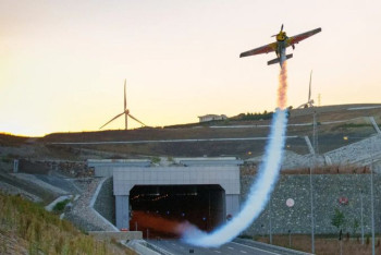 Фотография к новости: Самолет пролетел сквозь автомобильный тоннель в Стамбуле