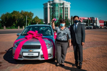 Фотография к новости: Школьная вахтерша выиграла авто в розыгрыше среди вакцинированных в Усть-Каменогорске