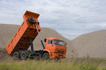 Фотография к новости: Полицейские Карагандинской области помешали мужчине совершить суицид на кузове самосвала