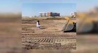 Художница из Нур-Султана устроила арт-перформанс перед бульдозером на Малом Талдыколе