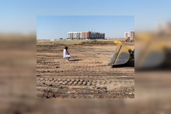 Фотография к новости: Художница из Нур-Султана устроила арт-перформанс перед бульдозером на Малом Талдыколе