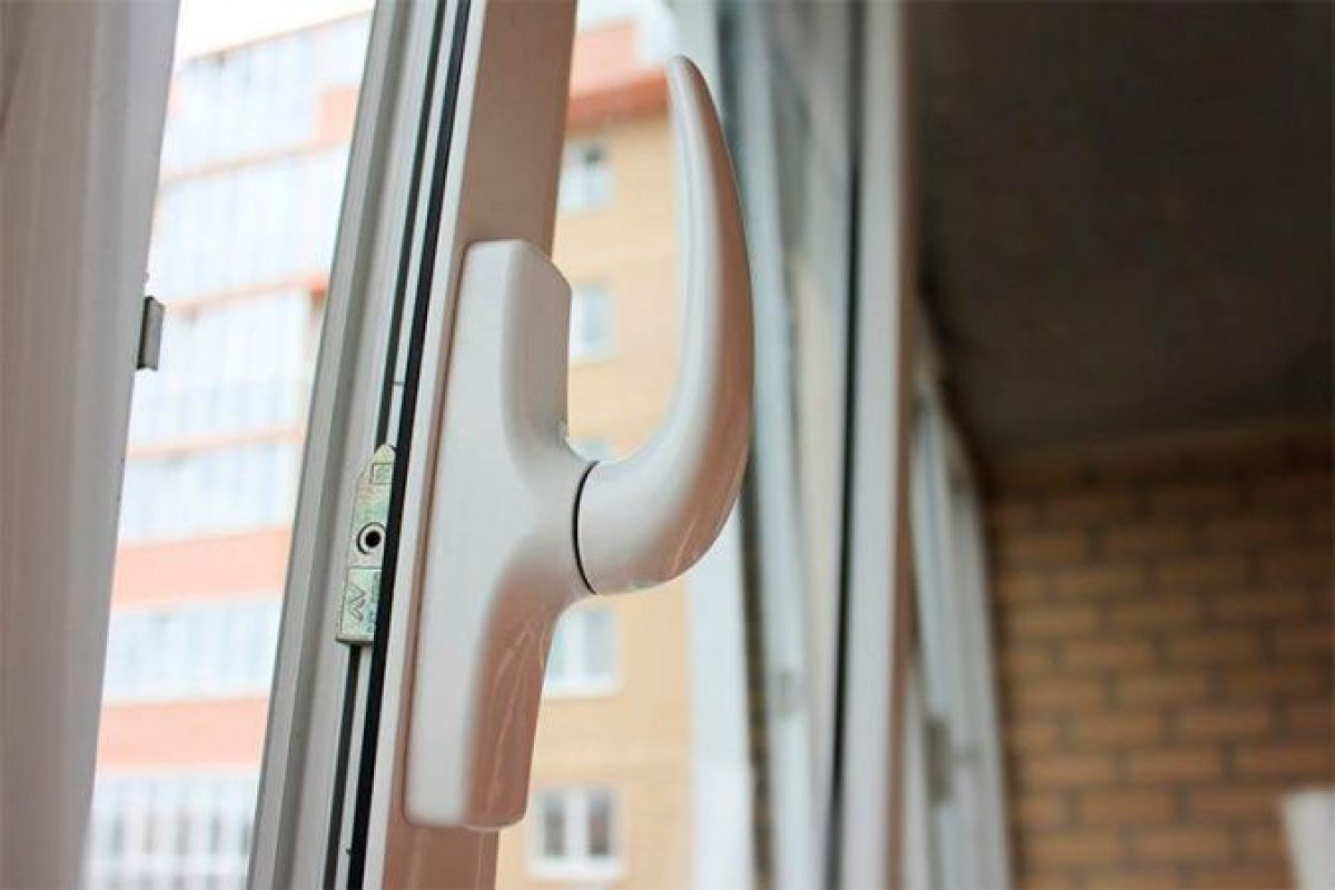 Годовалые близнецы выпали из окна в Атырау