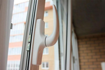 Фотография к новости: Годовалые близнецы выпали из окна в Атырау