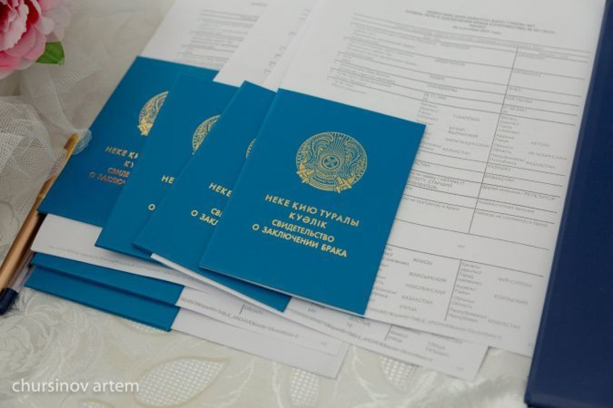 Семеро молодоженов получили свидетельства о браке на монументе "Байтерек"  в столице