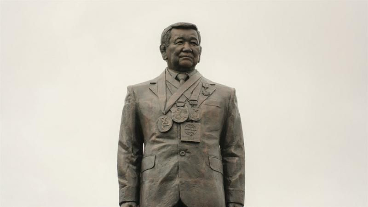 Памятник борцу Жаксылыку Ушкемпирову открыли в Нур-Султане