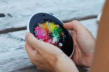 Фотография к новости: Необычный круглый смартфон представили в США