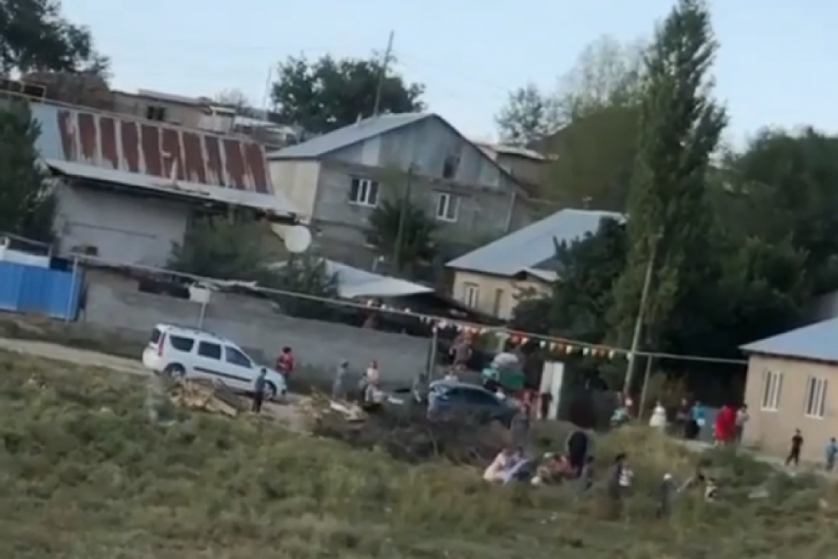 Массовая драка попала на видео в Алматинской области