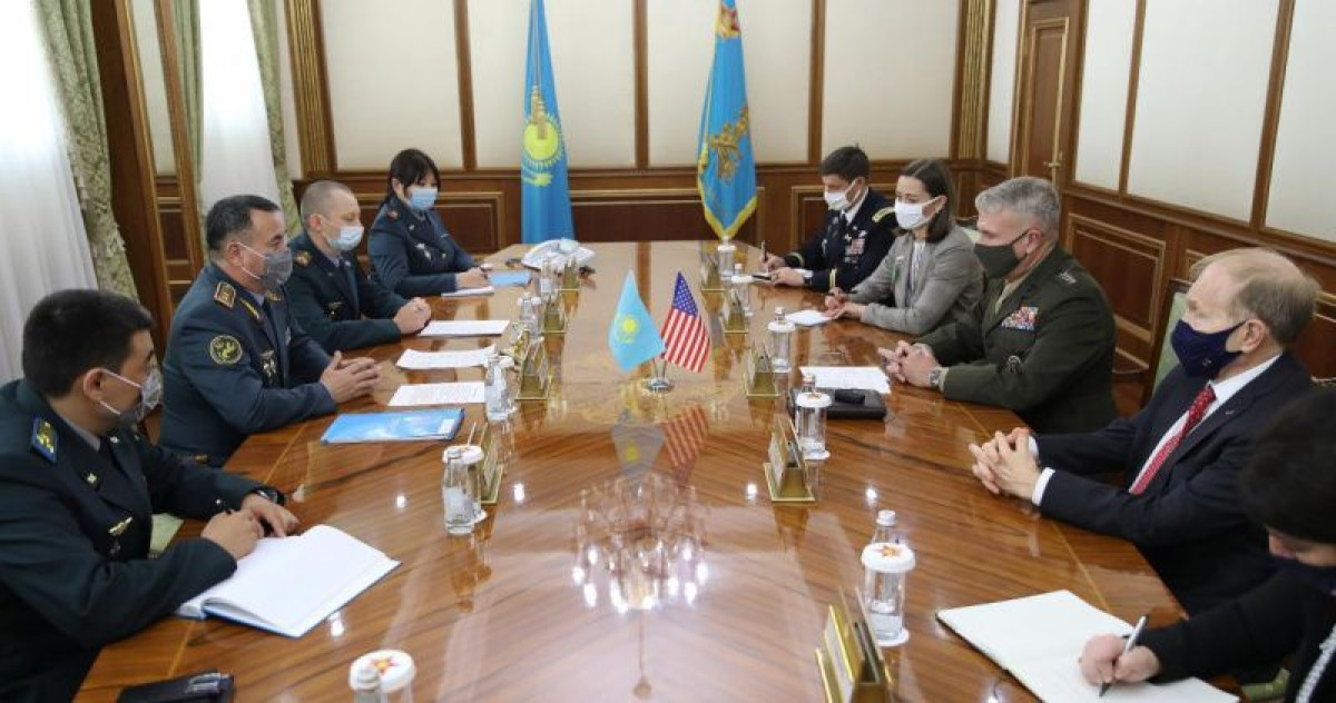 Министр обороны РК обсудил ситуацию в Афганистане с американским генералом