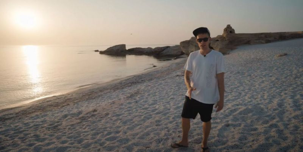 "Впервые вижу ракушечный пляж" - Юрий Дудь удивился природе Актау