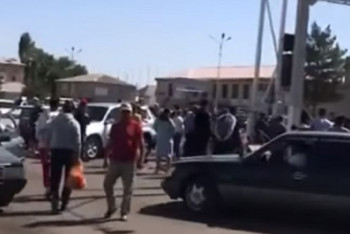 Фотография к новости: Недовольные сельчане в Жамбылской области перекрыли улицу