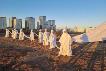 Фотография к новости: Столичные художницы провели арт-перформанс в защиту Малого Талдыколя