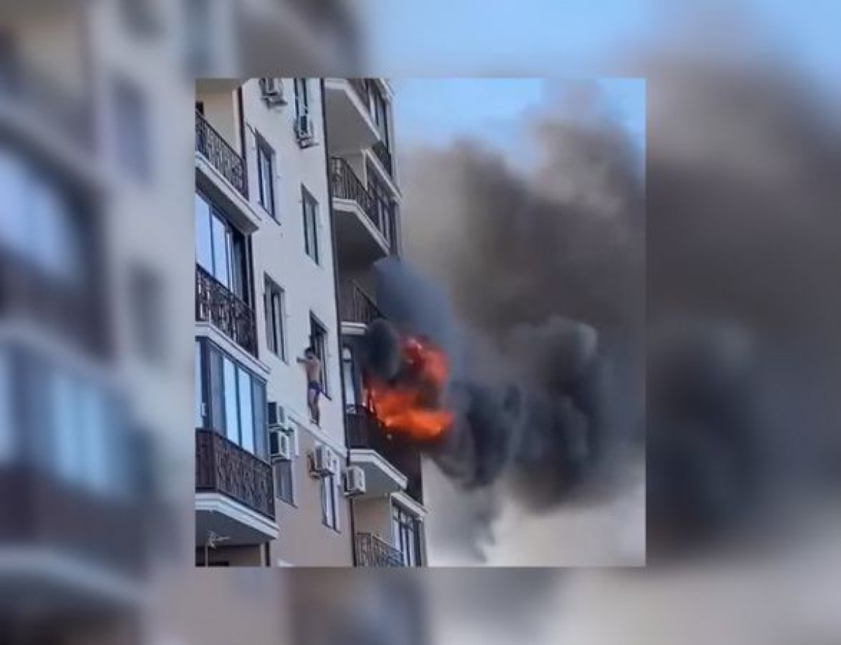 Полураздетый мужчина ждал спасателей на карнизе, пока горела квартира