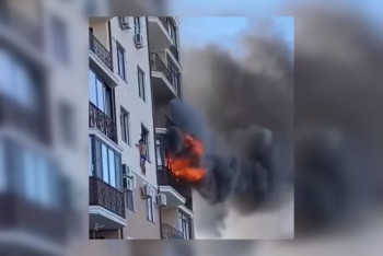 Фотография к новости: Полураздетый мужчина ждал спасателей на карнизе, пока горела квартира