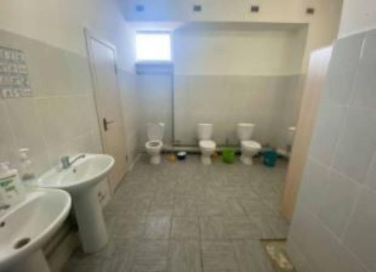 Казахстанцев возмутил школьный туалет без перегородок в Талдыкоргане