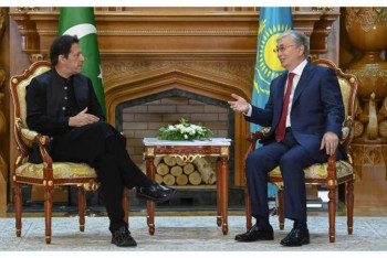 Фотография к новости: Токаев встретился с премьер-министром Пакистана