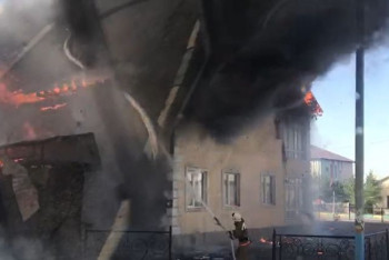 Фотография к новости: Пожарные пытаются спасти загоревшееся здание гостиницы в ВКО