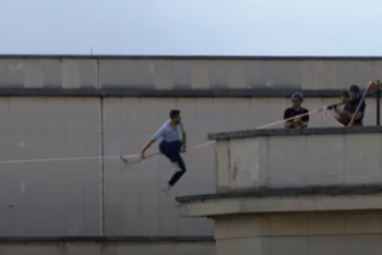 Фотография к новости: Француз Полен прошел 670 метров по канату над Сеной в Париже