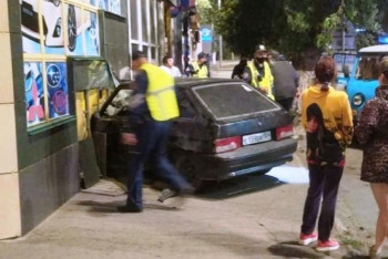 Фотография к новости: Пьяный водитель врезался в фасад здания в Усть-Каменогорске