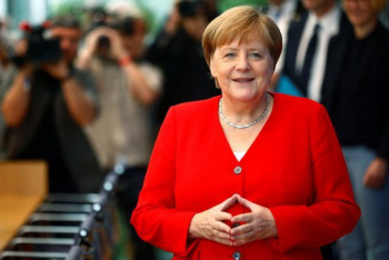 Фотография к новости: Образ Меркель воплотили в плюшевом мишке на фабрике игрушек в Германии