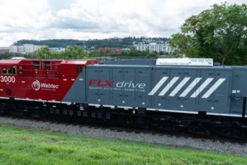 Фотография к новости: Первый в мире грузовой локомотив на аккумуляторах создали в США