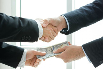 Фотография к новости: Сотрудники транспортной инспекции получали взятки через рукопожатие в ВКО