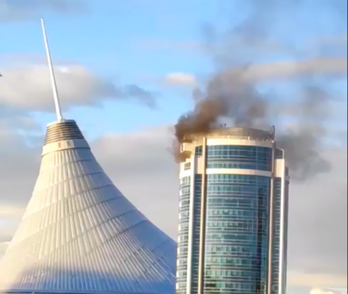 Здание "Казахмыса" горит в Нур-Султане