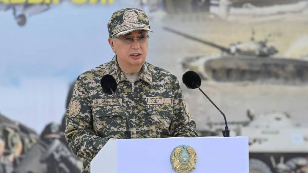 Токаев посетил военные учения в Мангистау