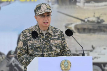 Фотография к новости: Токаев посетил военные учения в Мангистау