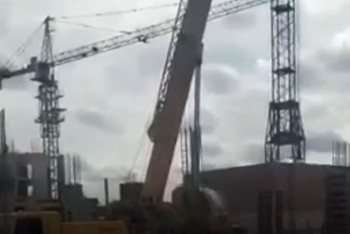 Фотография к новости: Мужчина пытался спрыгнуть с башенного крана из-за невыплаты зарплаты в Нур-Султане