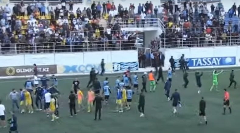 Фотография к новости: Агрессию болельщиков на матче в Актау прокомментировал ФК "Каспий"