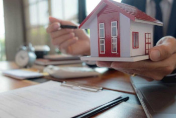 Фотография к новости: Как казахстанский банк купил дом слепой заемщицы за полцены и оставил ее в долгах