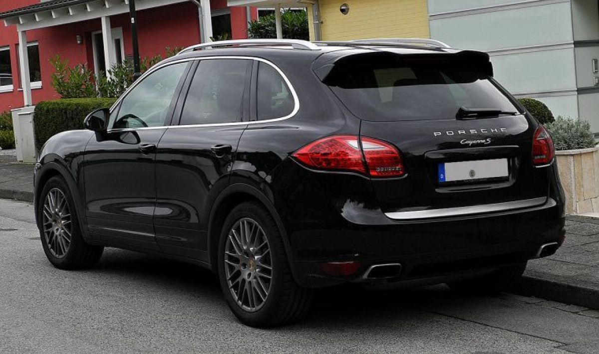 Россиянин нашел в Уральске угнанный у него в Питере Porsche Cayenne