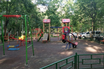 Фотография к новости: Мальчик впал в кому от удушья, запутавшись в канатах на детской площадке в Уральске