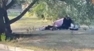 Пара занялась любовью прямо на улице в Алматы