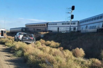 Фотография к новости: В США пассажирский поезд сошел с рельсов, есть погибшие