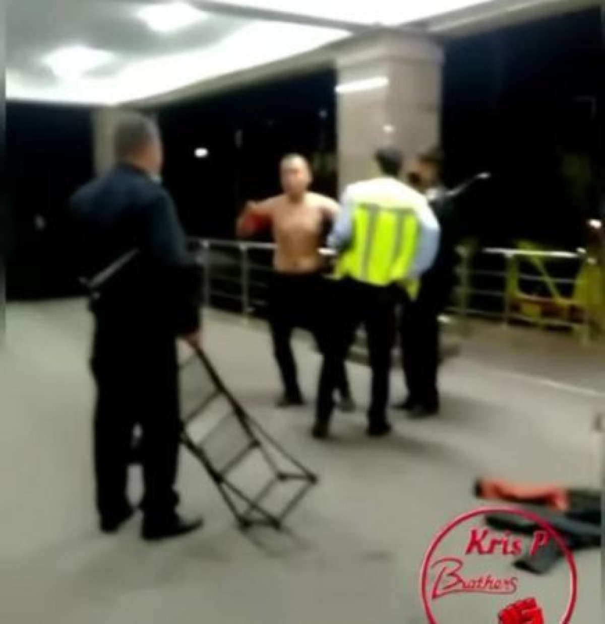 Мужчина устроил скандал с полицейским в больнице Алматы